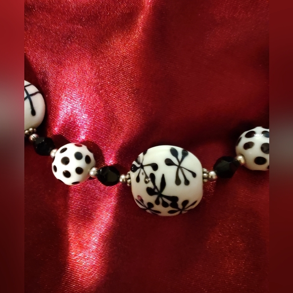 Vintage Italy Black and White Glass Beaded Necklace - Picture 2 of 4